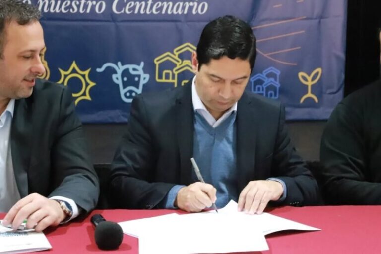 Firma de convenio vial entre autoridades municipales y provinciales en Virasoro