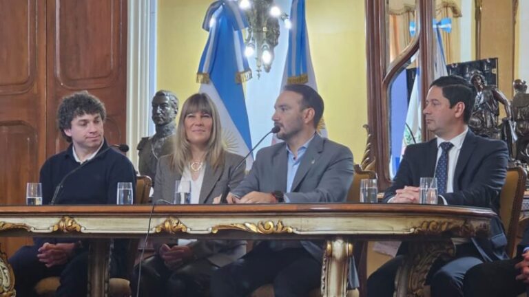 Conferencia de prensa del Gobierno de Corrientes con anuncio de planta de madera estructural en Virasoro