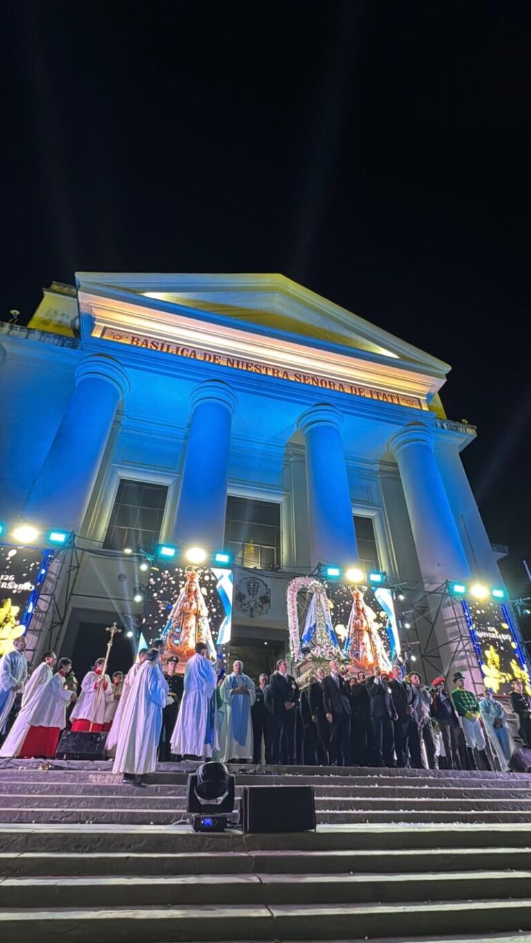 Imagen peregrina de la Virgen de Itatí portada en andas durante la celebración del 126° aniversario de su Coronación Pontificia