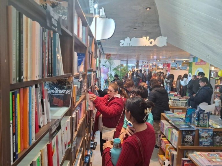 Stand de la 16ª Feria Provincial del Libro de Corrientes en el Edificio Tecnológico de La Unidad