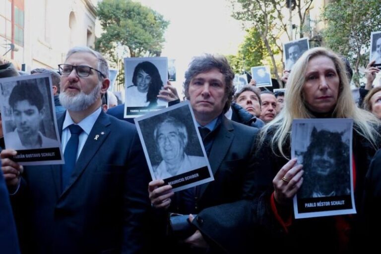 Acto por el 32° aniversario del atentado a la AMIA en la sede de Pasteur 633