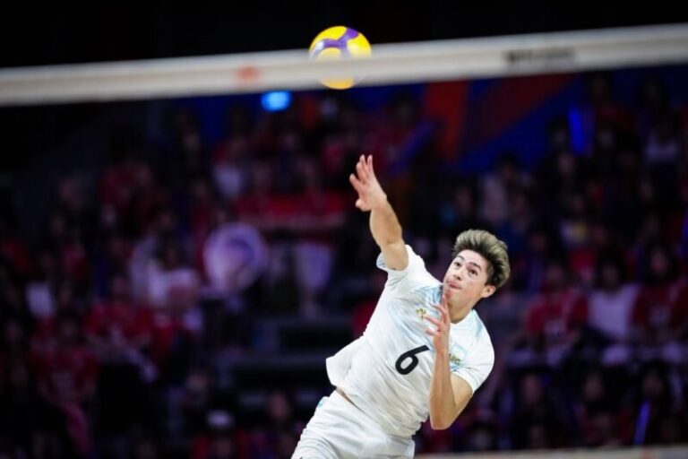 Jugadores de la selección argentina de vóley durante el partido contra Japón en la VNL