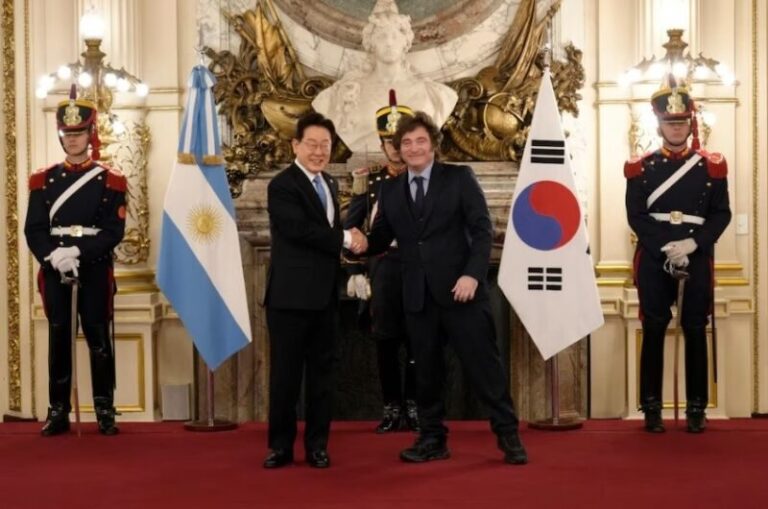 Reunión ampliada entre delegaciones de Argentina y Corea del Sur en el Salón Eva Perón