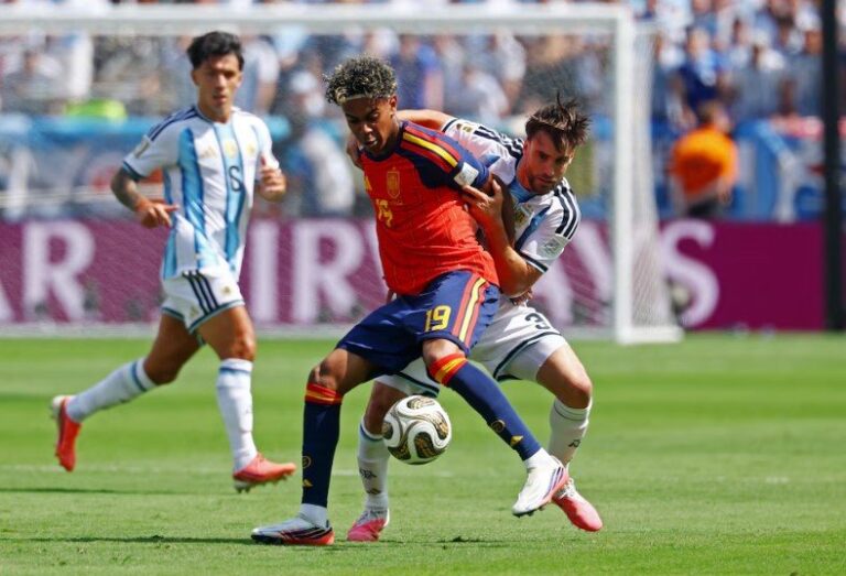 Jugadores de Argentina y España durante la final del Mundial