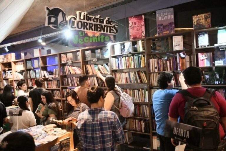 Stand de libros en la 16° Feria Provincial del Libro de Corrientes
