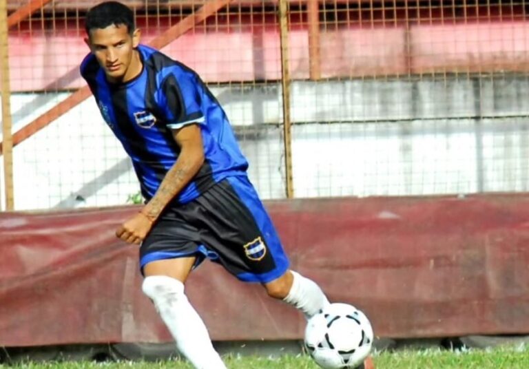 Partido de fútbol entre Boca Unidos y Curupay en el predio Leoncio Benítez