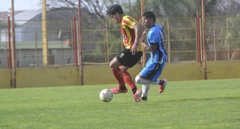 Partido de fútbol entre Boca Unidos y Curupay en el estadio Leoncio Benítez de Corrientes