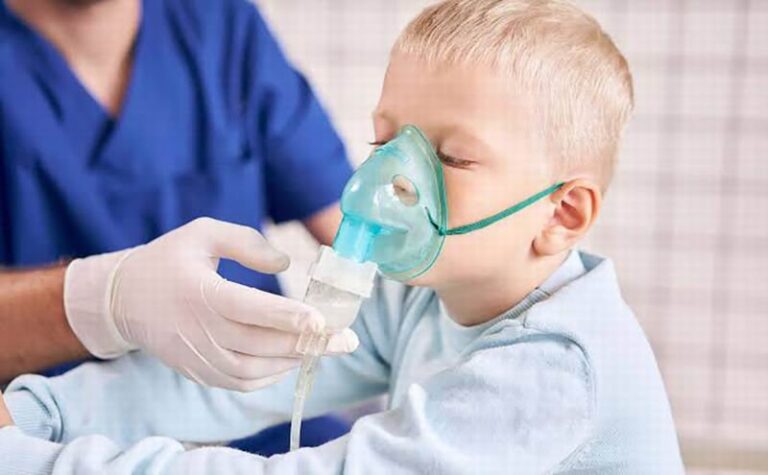 Niño siendo atendido en hospital de Corrientes durante el invierno