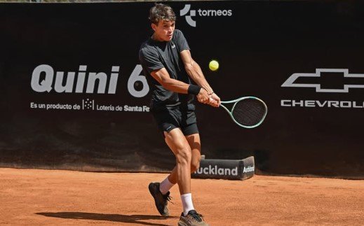 Carlos Zárate celebrando el título en el ITF M15 de Jujuy