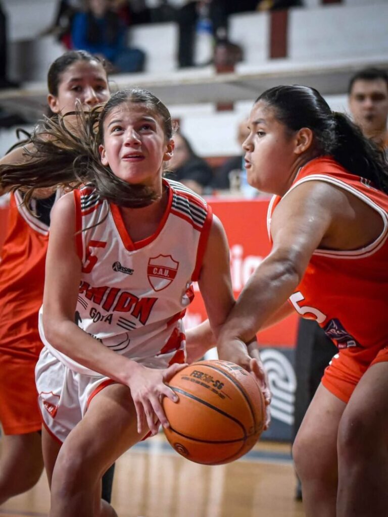 Equipo de básquet femenino U15 del Club Unión de Goya celebrando el triunfo