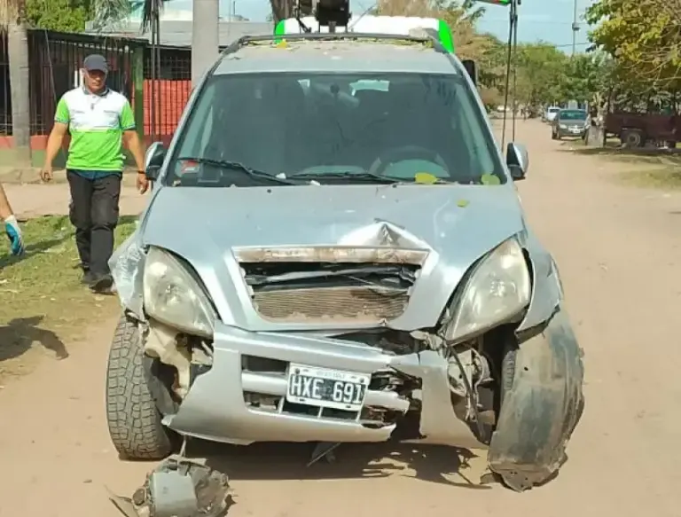 Camioneta Chery Tiggo gris incrustada en el interior de una vivienda en el barrio Santa Teresita de Corrientes