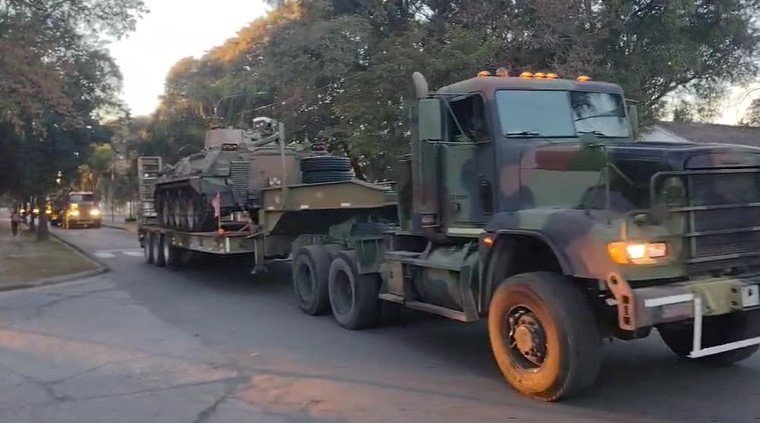 Convoy del Ejército Argentino con tanques y camiones militares en Curuzú Cuatiá