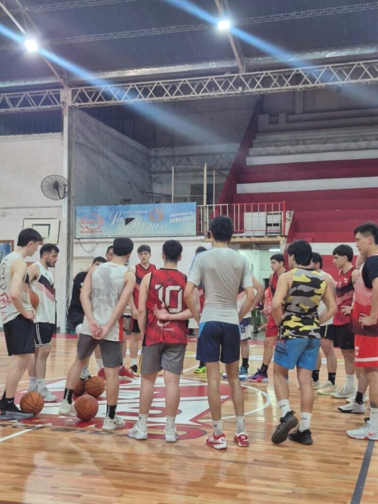 Jugadores del Club Básquetbol Córdoba en entrenamiento de pretemporada