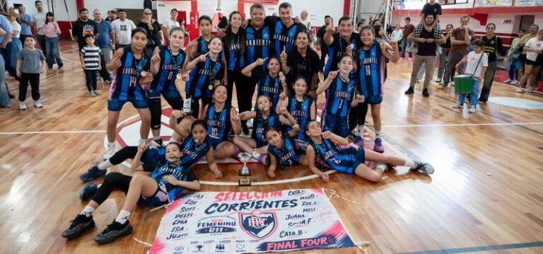 Equipo correntino de básquet Mini femenino celebrando el campeonato