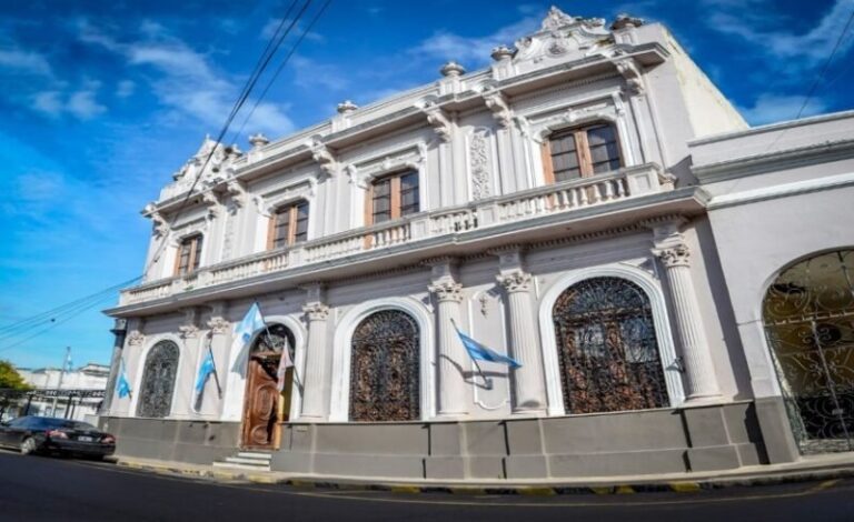 Edificio municipal de Corrientes durante el receso invernal