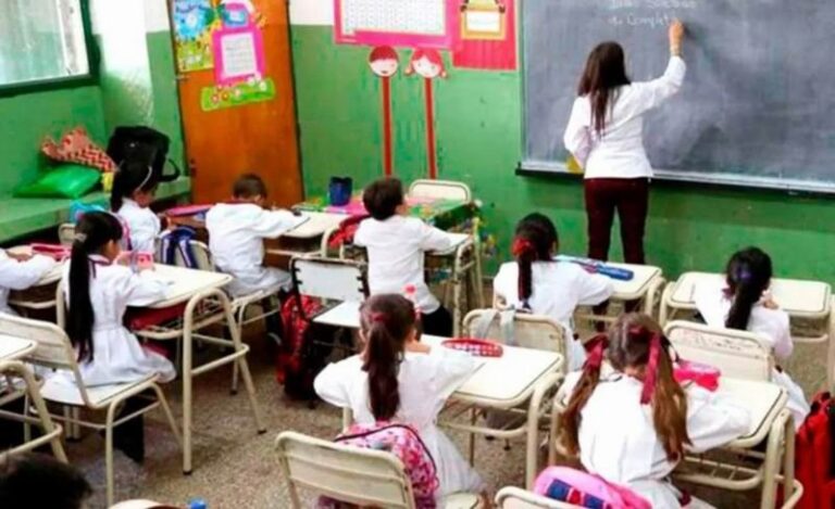 Estudiantes saliendo de una escuela en Corrientes durante el receso invernal