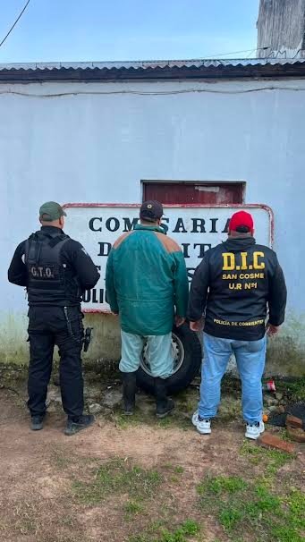 Policía durante un allanamiento en San Cosme