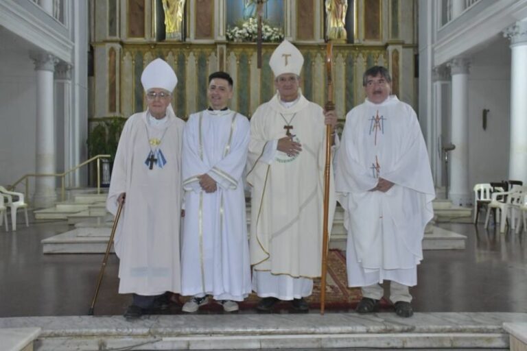 Misa de ordenación sacerdotal en la parroquia Santa Rita de Casia de Esquina