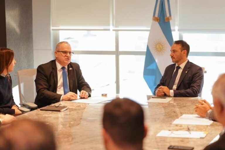 Gobernador Juan Pablo Valdés en acto oficial junto al presidente Javier Milei