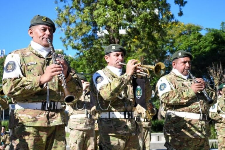 Bandas militares tocando en un espacio público de Corrientes durante el Encuentro de Bandas Militares del NEA