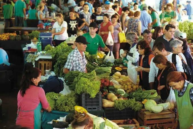 Puestos de feriantes en el Parque Mitre durante el Encuentro de Ferias Francas