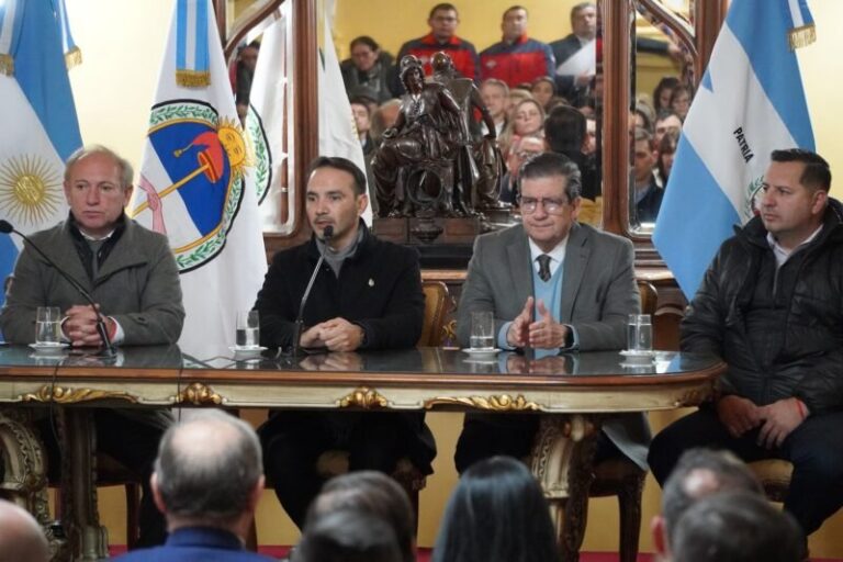 Entrega de subsidios a bomberos voluntarios en Corrientes