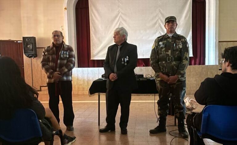 Excombatientes y estudiantes en proyección del documental Malvinas en cuerpo y alma