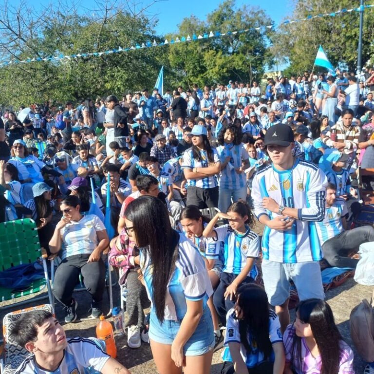 Multitud en el Fan Fest de la Poncho Verde en Corrientes durante el partido Argentina vs Inglaterra