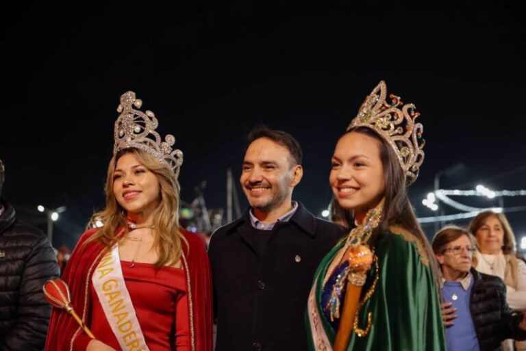 Escenario con artistas durante la jornada inaugural de la 5ª Fiesta Provincial del Locro en Curuzú Cuatiá