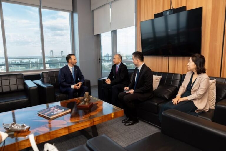 Gobernador Juan Pablo Valdés y embajador de China Wang Wei en reunión en Corrientes