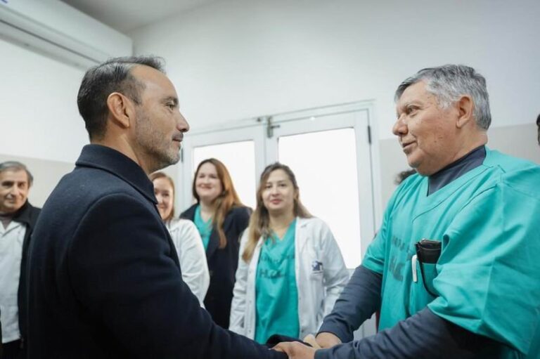 Gobernador Juan Pablo Valdés durante acto oficial en Corrientes