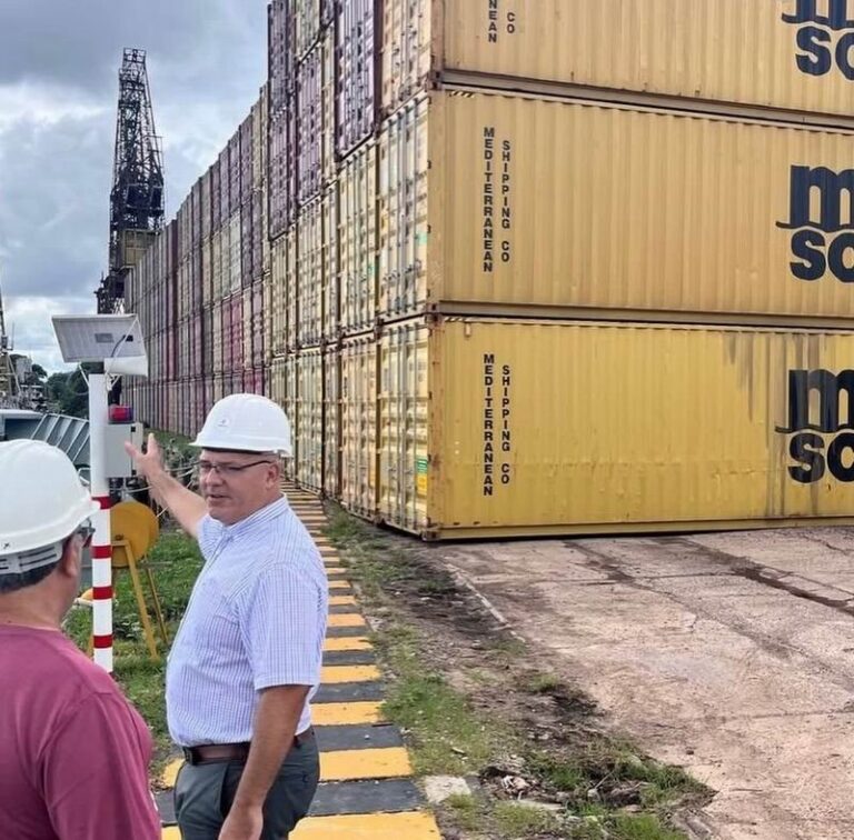 Ministro Jorge Meza durante entrevista sobre plan maestro portuario