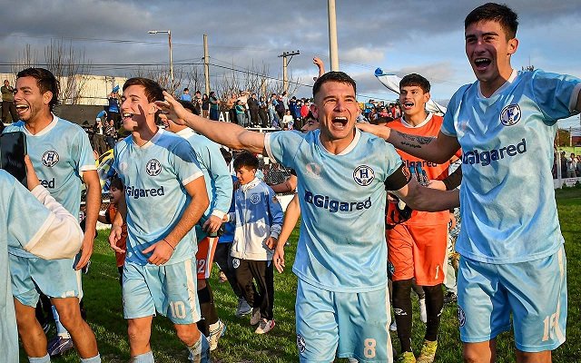 Jugadores de Huracán celebrando el título del Torneo Apertura 2026 en el estadio Pedro Celestino López de Goya, Corrientes