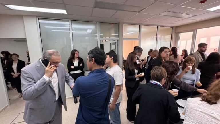 Fachada de la nueva sede de las Defensorías Públicas Civiles en calle 9 de Julio 859, Corrientes