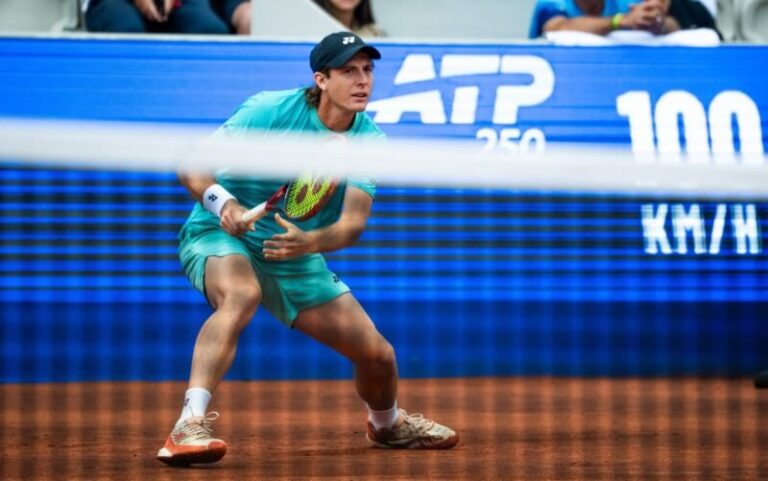 Lautaro Midón en la cancha de tenis del ATP 250 de Bastad