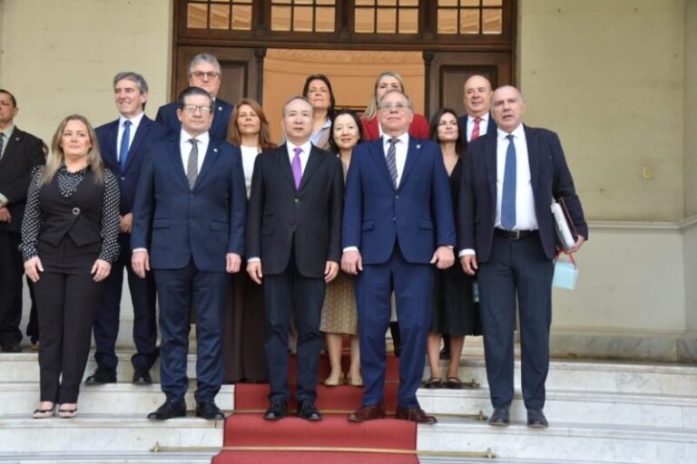 Reunión entre legisladores correntinos y el embajador de China Wang Wei en la Legislatura de Corrientes