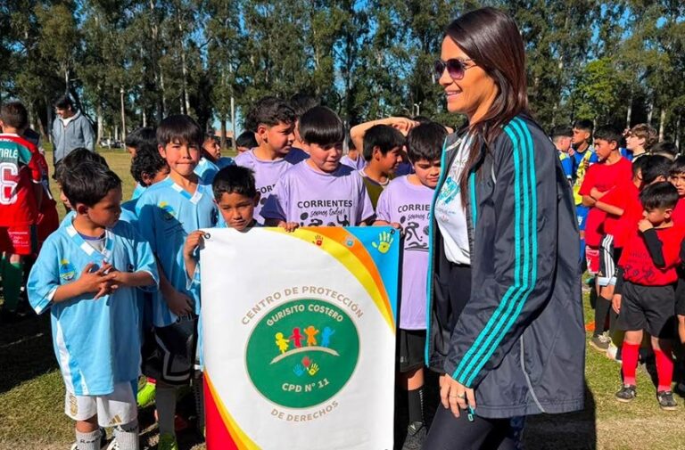 Niños jugando al fútbol en el Polideportivo Municipal de Bella Vista durante el Mundialito