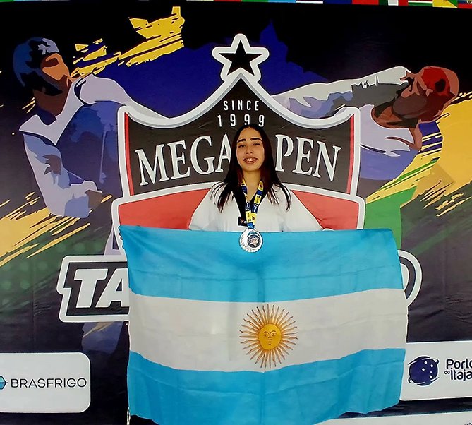 Mayra Bernal con medalla de plata en el Mega Open de Itajaí