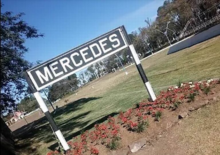 Bandera de Mercedes y bandera nacional ondeando en un mástil durante los festejos del aniversario