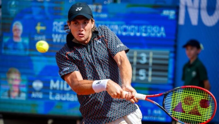 Lautaro Midón durante un partido de tenis en el ATP 250 de Bastad