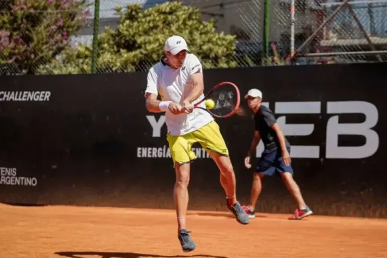 Lautaro Midón durante un partido de tenis en cancha de polvo de ladrillo