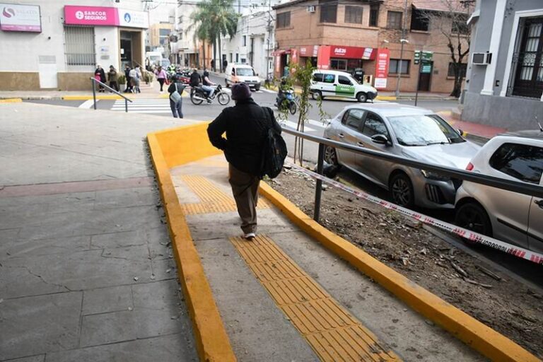 Obras de modernización en parque Mitre de Corrientes con adoquines y rampas