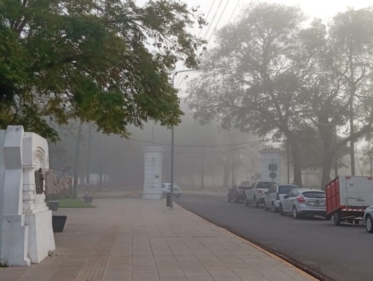 Niebla cubriendo la Costanera de Corrientes con visibilidad reducida