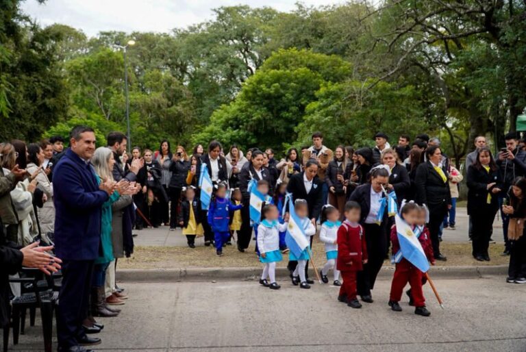 Niños de los Centros de Desarrollo Infantil de Corrientes durante un desfile patrio
