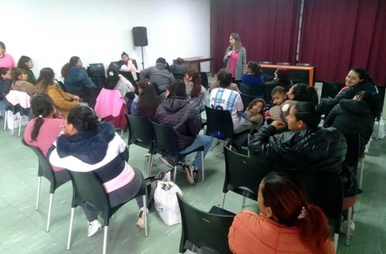 Mujeres participando en una jornada del programa Un Espacio para Nosotras en Corrientes