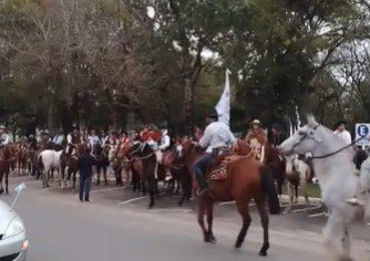 Peregrinos a caballo en Caá Catí rumbo a Itatí