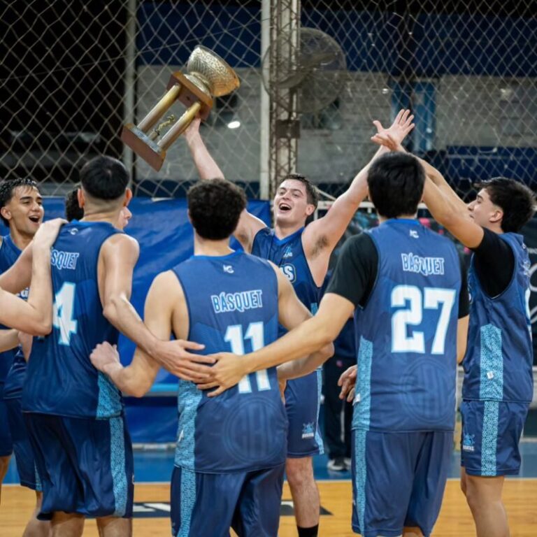 Equipo de Regatas Corrientes celebrando el tricampeonato de la Copa Palacio
