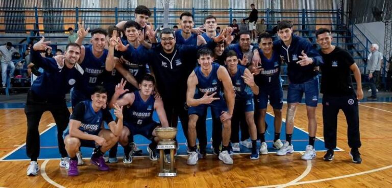 Jugadores de Regatas Corrientes celebrando el tricampeonato de la Copa Palacio de básquetbol