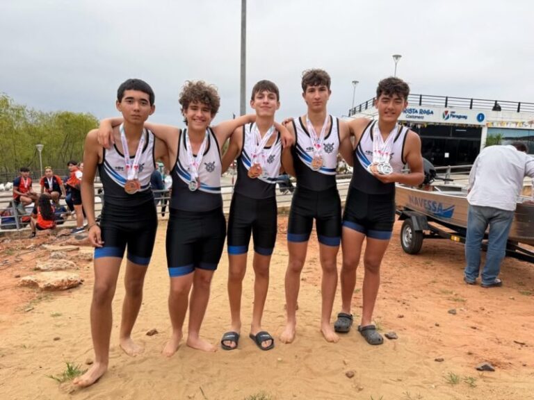 Remeros del Club de Regatas Corrientes en el Sudamericano de Remo U17
