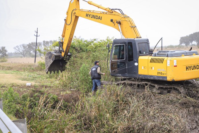 Trabajos de limpieza en desagüe pluvial en Saladas